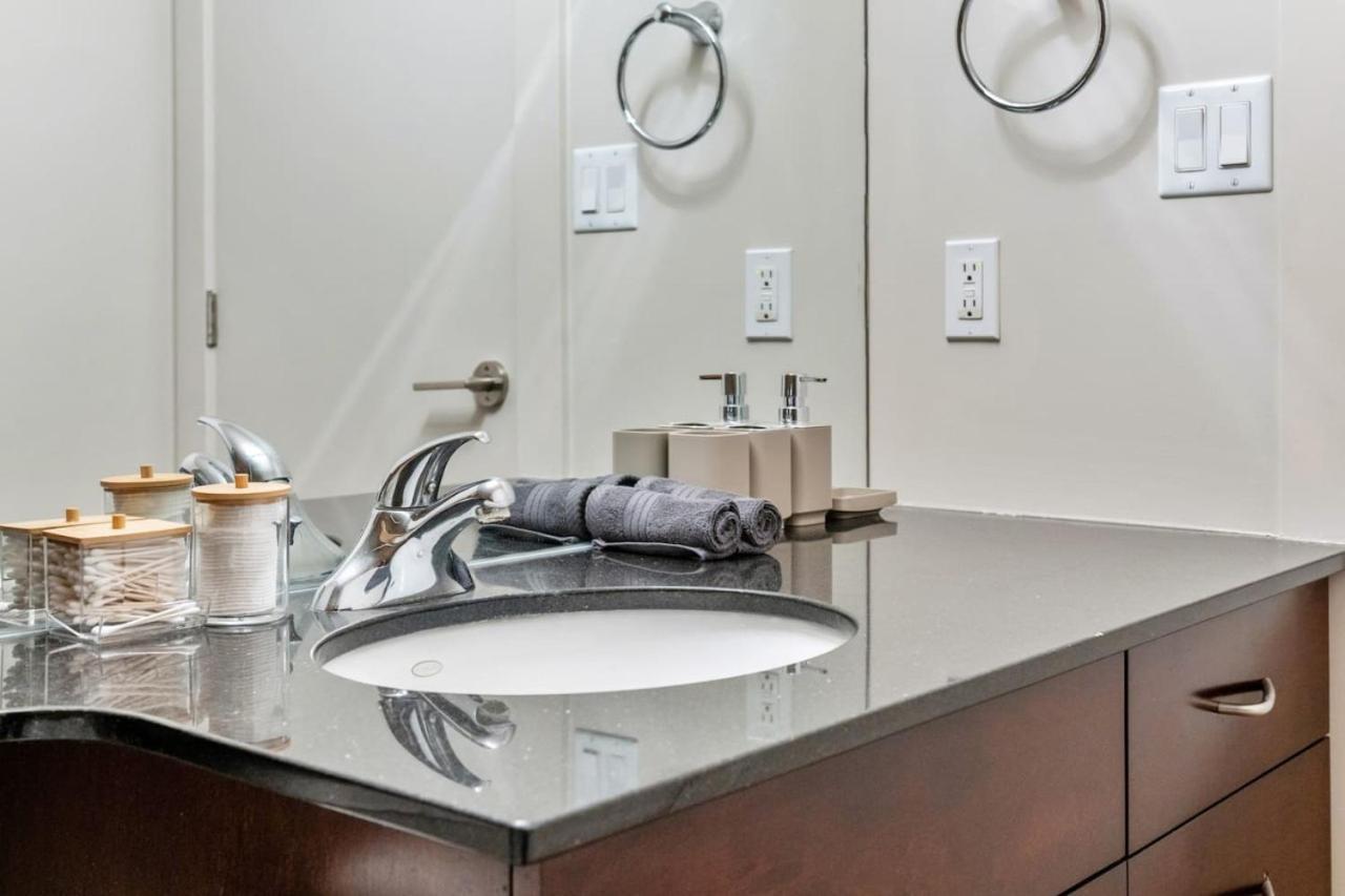 Upscale Penthouse Stay With Mountain & City Views, Free Parking, Bbq Grill, Office Space & More YYC Eksteriør billede