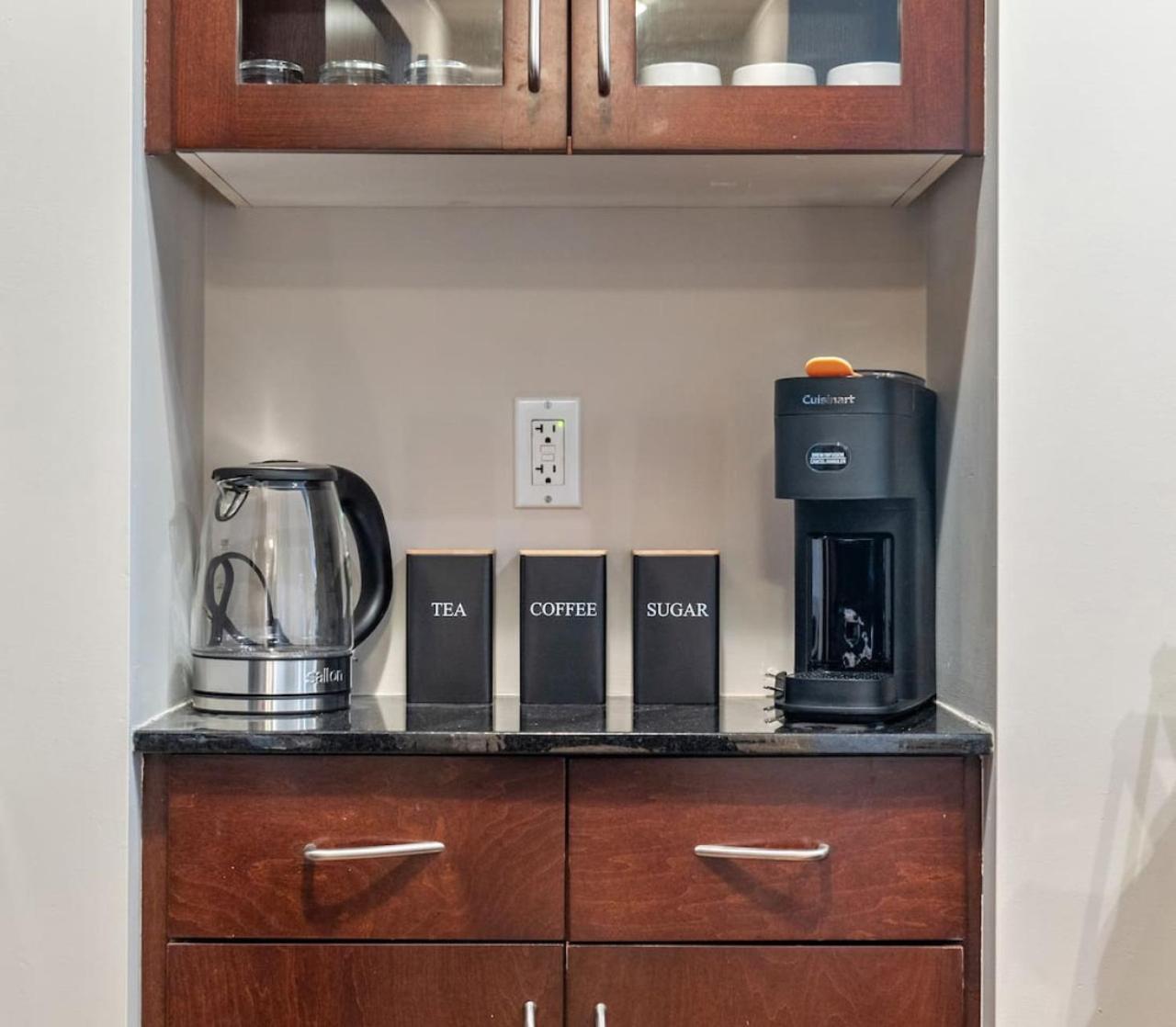 Upscale Penthouse Stay With Mountain & City Views, Free Parking, Bbq Grill, Office Space & More YYC Eksteriør billede